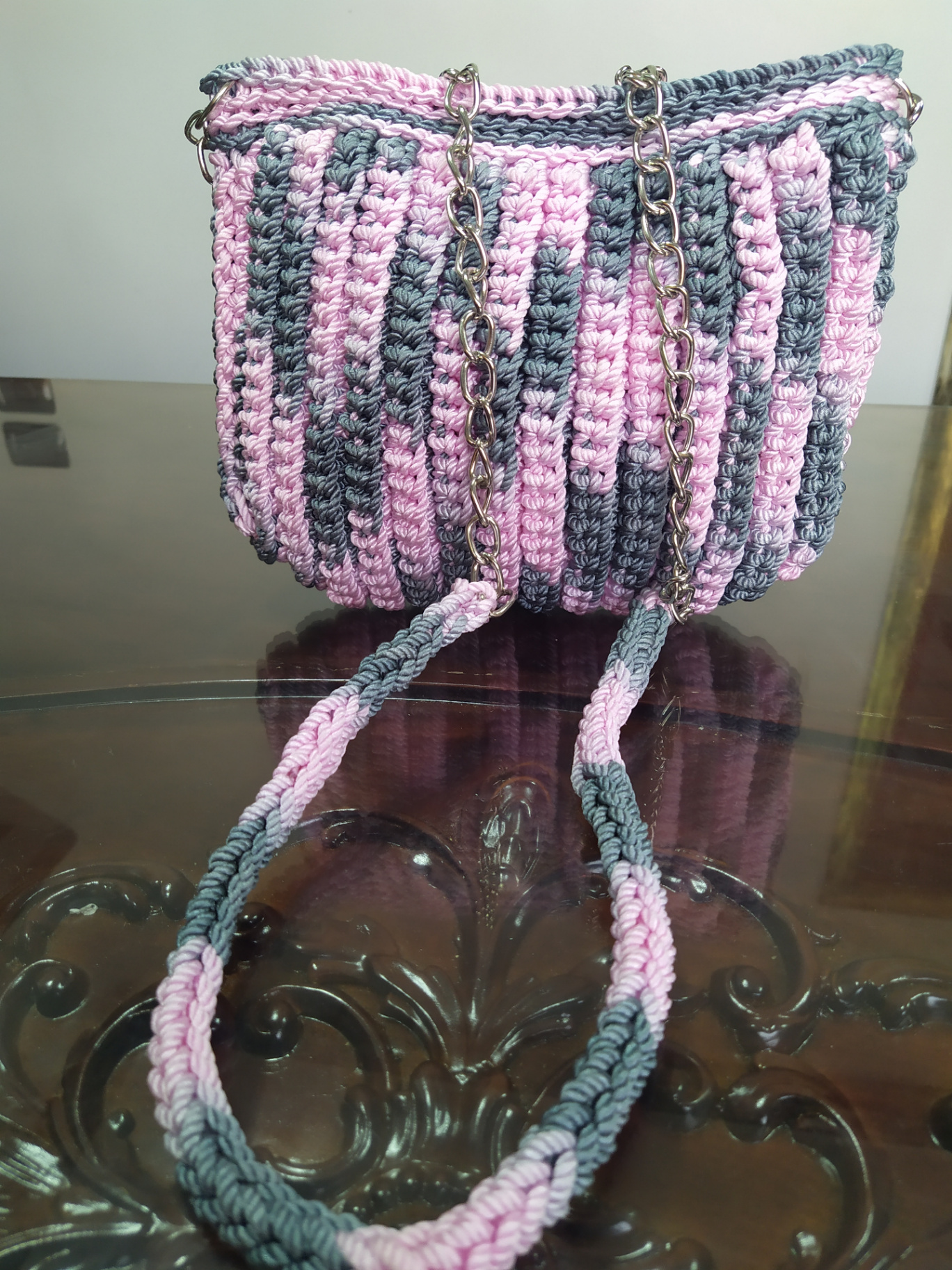 شنطة كروشيه وردى ورمادى